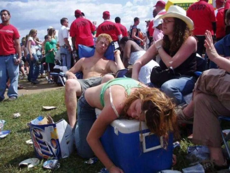 A group of people sitting on the grass

Description automatically generated with low confidence